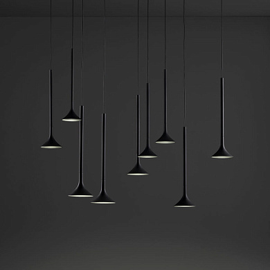 подвесная люстра с девятью черными цилиндрическими подвесами