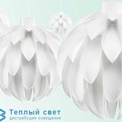 подвесная люстра из белых лепестков в форме шара