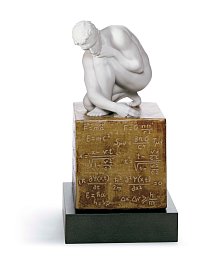 Фарфоровая статуэтка сидящего мужчины Scientia Lladro 01018018