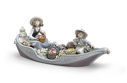 Фарфоровая скульптура девочек в гондоле с цветами Flowers Forever Lladro 01009203