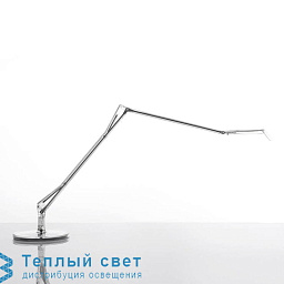 настольная лампа с металлическим корпусом и регулируемой стойкой