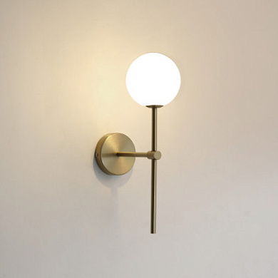 настенное бра с круглым опаловым плафоном и металлическим держателем золотого оттенка
