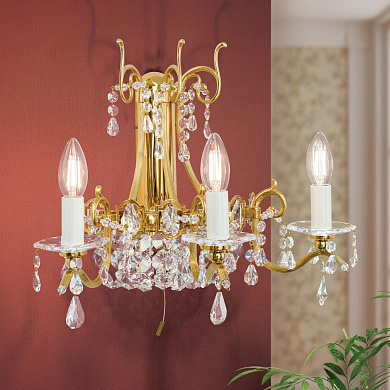 трёхрожковое хрустальное настенное бра с декоративной арматурой в золоте