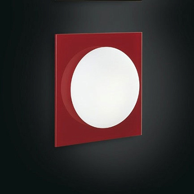 настенно-потолочный светильник с белым шарообразным плафоном на контрастной основе