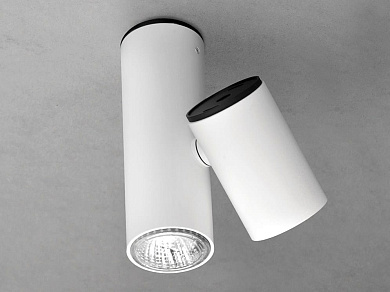 потолочный светильник с регулируемыми цилиндрическими прожекторами из металла