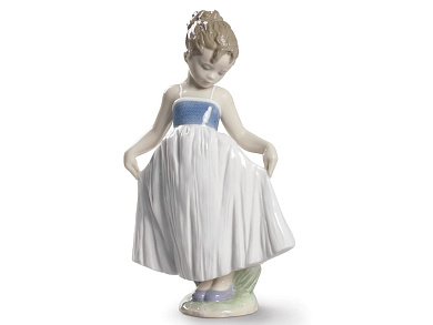 LOOK AT MY DRESS GIRL Фарфоровый декоративный предмет Lladro 1009172