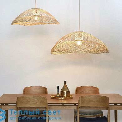 подвесной светильник из ротанга с крупным плетёным куполом светлого цвета