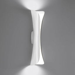 1373020A Artemide Cadmo настенный светильник с изогнутым корпусом и направленным вверх-вниз светом