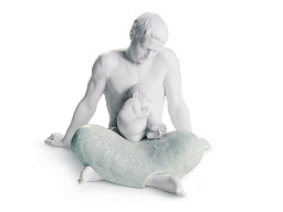 1008407 Lladro Family Innovation фарфоровая статуэтка мальчика с руками на коленях