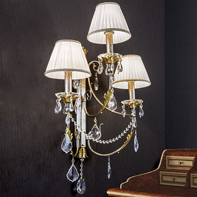 трёхрожковое настенное бра с текстильными абажурами и декоративными кристаллами