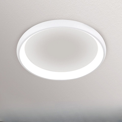 потолочный светильник с широким круглым LED-корпусом и мягким рассеивателем