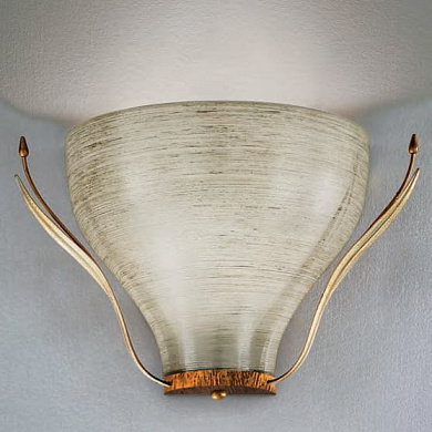 настенное бра с вытянутым плафоном из янтарного стекла