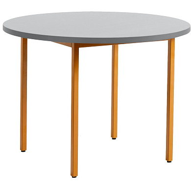 круглый обеденный стол на деревянных ножках со светло-серой столешницей