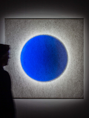 настенный светильник с подсветкой в виде синего круга