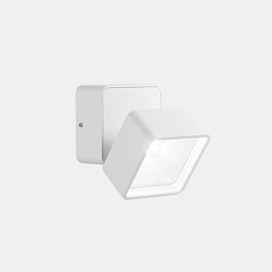 уличный настенный светильник белого цвета с наклонным рассеивателем