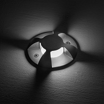 встраиваемый в грунт светильник с четырьмя симметричными лучами света, создаёт выразительный рисунок на поверхности