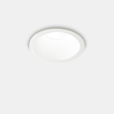 встраиваемый потолочный светильник с белым корпусом и мягким светорассеиванием