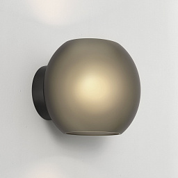 1489002 Astro lighting Luna настенный светильник с шарообразным плафоном из дымчатого стекла