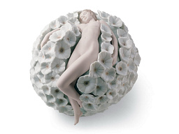 1008365 Lladro Floral Dreams фарфоровая статуэтка женщины в шарообразной композиции с цветами