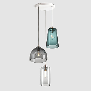 подвесная композиция из трех шарообразных стеклянных плафонов на разной высоте