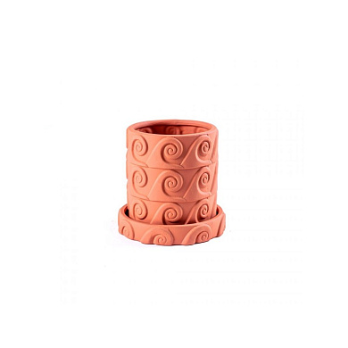 терракотовая ваза с волнообразным рельефом
