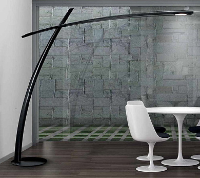 торшер с дугообразной стойкой и крупным подвесным рассеивателем