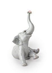 Фарфоровая статуэтка слонёнка с цветком Baby Elephant Lladro 01008491