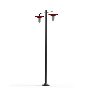 двойной уличный фонарный столб с плафонами красного цвета