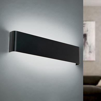 настенный светильник прямой вытянутой формы с матовым рассеиванием вверх-вниз