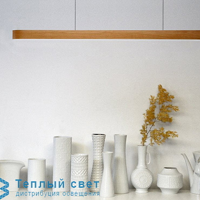 подвесной линейный светильник вытянутой формы красного цвета