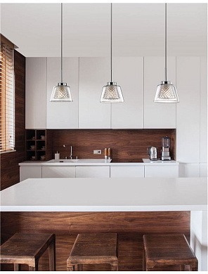 подвесной светильник с тремя прозрачными плафонами на подвесах в индустриальном стиле