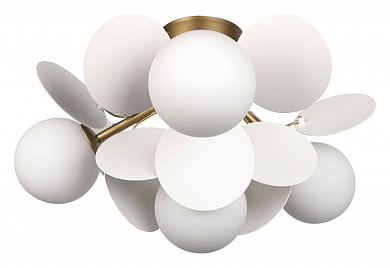 потолочная люстра с шарообразными плафонами белого цвета на золотом основании