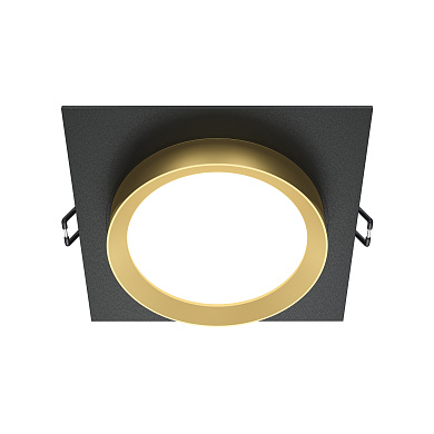 встраиваемый потолочный светильник черного цвета с золотистой окантовкой