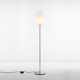 1410020A Artemide Gople торшер с полупрозрачным плафоном в виде овального цилиндра на металлической опоре