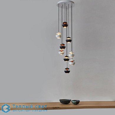 подвесной светильник с множеством шарообразных плафонов на вертикальной подвесной штанге