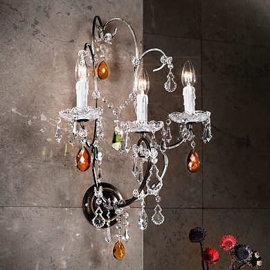 трёхрожковое настенное бра с хрустальными подвесками в античной золотистой отделке