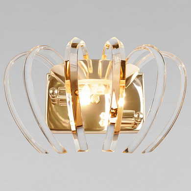 накладной светильник с изогнутыми стеклянными сегментами и золотистой арматурой