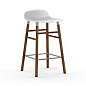 602786 Normann Copenhagen Form Барный стул с основанием из ореха, 65 см, белый — фото 1