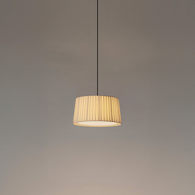 подвесной светильник с ребристым абажуром цилиндрической формы из белого текстиля