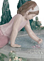 1008355 Lladro Petals In The Pond фарфоровая композиция детей, играющих у пруда — фото 2