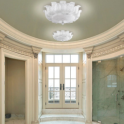 потолочный светильник с лепестковым стеклянным плафоном и декоративным узором