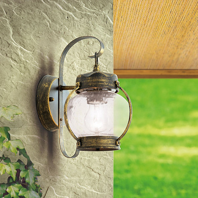 уличный настенный светильник в ретро-стиле с прозрачной колбой и чёрно-золотой арматурой