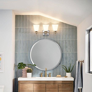 настенный светильник с тремя матовыми плафонами на металлическом основании