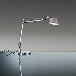 A0056W00 Artemide Tolomeo настольная лампа с поворотным кронштейном и круглым основанием