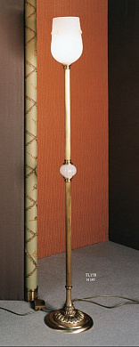 торшер с высоким абажуром и узкой стойкой