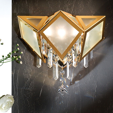 трёхрожковое настенное бра с гранёными стеклянными панелями и подвесным хрусталём