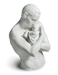 Фарфоровая статуэтка отца, обнимающего сына Paternal Protection Lladro 01009215