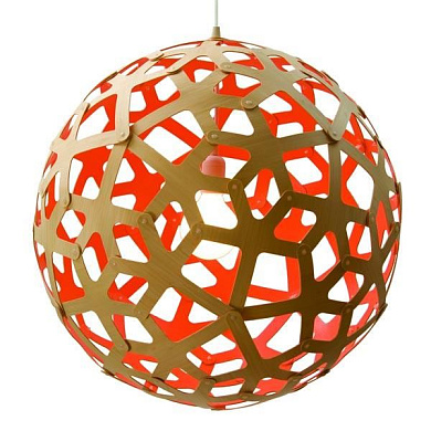 383 Coral David Trubridge Сферический подвесной светильник из фанеры красного оттенка