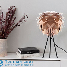 настольная лампа с абажуром из лепестков и металлической подставкой