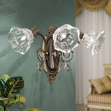 трёхламповое настенное бра с крупными гранёными стеклянными плафонами в патинированном оформлении